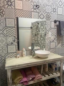uma casa de banho com um lavatório e um espelho em EXCELENTE PROPIEDAD em Paso de los Libres