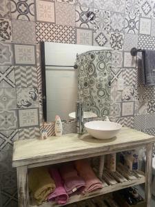 a bathroom with a sink and a mirror at EXCELENTE PROPIEDAD in Paso de los Libres