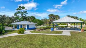 een park met een paviljoen en een picknickplaats bij Everglades Breath 3bed 2 bath Villa in Port Charlotte