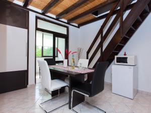 jadalnia ze stołem i krzesłami w obiekcie Apartment Červar w Poreču