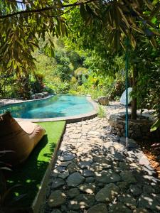 Bazén v ubytování Les Garden villa nebo v jeho okolí