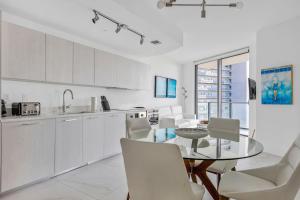 uma cozinha e sala de jantar com mesa e cadeiras em Exclusive One-bedroom High-rise in Miami em Miami