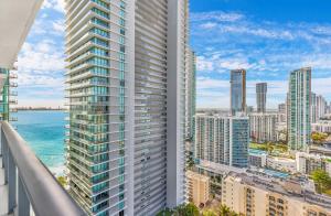 uma vista para o oceano a partir da varanda de um edifício alto em Exclusive One-bedroom High-rise in Miami em Miami