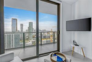 um quarto com uma grande janela com vista para a cidade em Exclusive One-bedroom High-rise in Miami em Miami