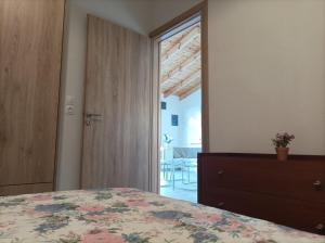 a bedroom with a bed and a dresser and a window at Sea Deck in Saterlí