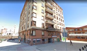 ビルバオにあるApartamento Bilbaoの外に人が立つ高層ビル