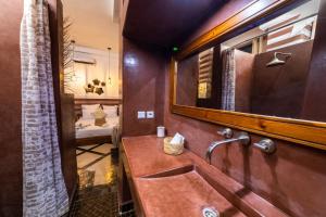 La salle de bains est pourvue d'un lavabo et d'un miroir. dans l'établissement Riad Ambre et Jasmin, à Marrakech