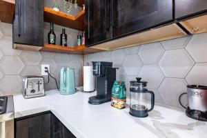 eine Küchentheke mit Kaffeemaschine in der Unterkunft Vacation Home I Big Backyard I 5min to SoFi in Inglewood