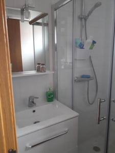 een badkamer met een wastafel en een douche bij Atico vistas mar in Ribeira