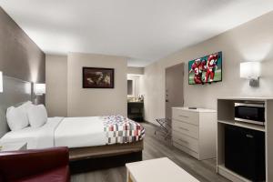 キングスランドにあるRed Roof Inn Kingslandのベッドとテレビが備わるホテルルームです。