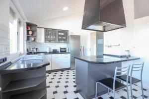 a kitchen with a sink and a counter with stools at nJoy! Modern & Zentral - WLAN - Badewanne - perfekt für Work & Travel in Göppingen