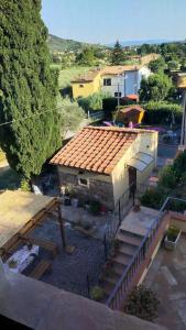 una pequeña casa con techo de baldosas rojas y escaleras en Casa Gaia, en San Giuliano Terme