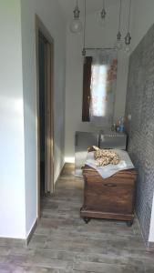 ein Zimmer mit einem Bett mit einer Decke darüber in der Unterkunft Casa Gaia in San Giuliano Terme