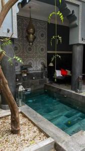 une maison avec une piscine dans une chambre dans l'établissement Riad des Mile Nuits, à Marrakech