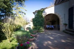 a patio with plants and a table in a house at Casa Dinda in Città di Castello