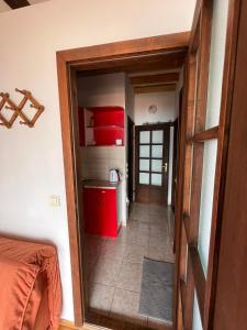 korytarz z drzwiami prowadzącymi do kuchni w obiekcie Chardak Apartments w Ochrydzie