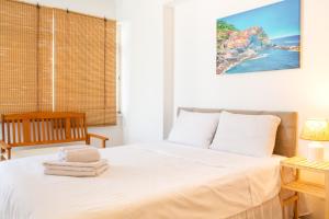 Een bed of bedden in een kamer bij Panoramic Sea View Flat 2 min to Beach