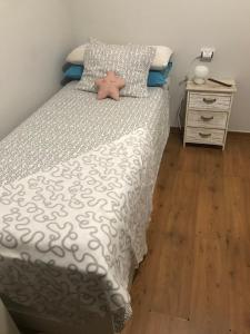 Un dormitorio con una cama con una estrella de mar. en Casa Lucía, en Breña Baja