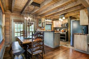 Η κουζίνα ή μικρή κουζίνα στο Smokies Hideaway View Hot Tub Games Fireplace