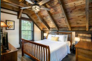 Ένα ή περισσότερα κρεβάτια σε δωμάτιο στο Smokies Hideaway View Hot Tub Games Fireplace