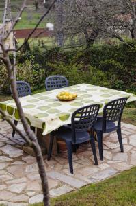a table with chairs and a plate of fruit on it at Fonte San Pedrín in Cajide