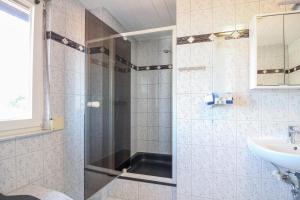 ein Bad mit einer Dusche und einem Waschbecken in der Unterkunft nJoy! Modern & Zentral - WLAN - Badewanne - perfekt für Work & Travel in Göppingen