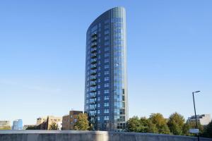 een hoog glazen gebouw in een stad bij Attractive London Apartment in Londen