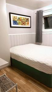 1 dormitorio con 1 cama en una habitación con ventana en Leilighet for korttidsleie en Otta