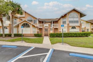 una casa con un estacionamiento delante de ella en Kissimmee Condo with Private Porch Less Than 7 Mi to Disney!, en Kissimmee