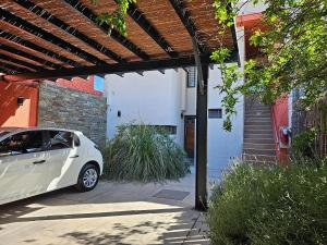 邁普的住宿－Alquiler Maipú Mendoza，停在大楼旁边的白色汽车
