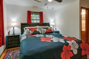 1 dormitorio con 1 cama, vestidor y ventana en Quiet North Carolina Countryside Vacation Rental, 