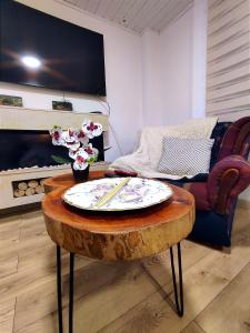 een woonkamer met een tafel met een bord erop bij Apartamento en el centro histórico de Tunja con chimenea in Tunja