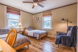 een slaapkamer met 2 bedden en een plafondventilator bij Outdoor Lovers in Port Alberni