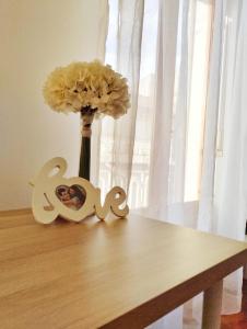 stół z sercem i wazon z kwiatem w obiekcie Camera a Grammichele w mieście Grammichele