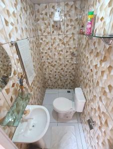 uma casa de banho com um lavatório, um WC e um espelho. em Na Casa Delas Jeri - com Churrasqueira em Jericoacoara