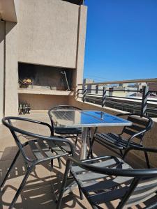 - un balcon avec une table et des chaises dans l'établissement Alquiler Maipú Mendoza, à Maipú