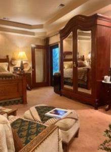 sala de estar con 1 dormitorio con 1 cama en Yellowstone Cattle Baron EnSuite, Private Entrance & Parking - Prairie Rose B&B, en Cheyenne