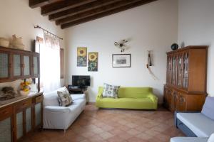 スコペッロにあるHoliday home Giardinoのリビングルーム(ソファ、黄色の椅子付)