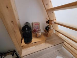une petite étagère en bois dans une petite maison dans l'établissement Studio Mezzanine Centre-ville, à Poitiers
