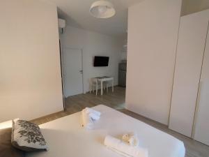 uma sala de estar com um sofá branco e uma televisão em Town Center Apartment em Cagliari