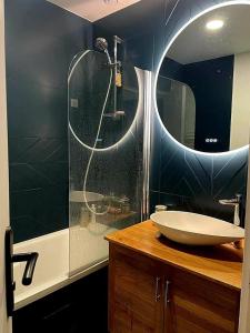 ein Badezimmer mit Waschbecken und Dusche mit Spiegel in der Unterkunft Maison rénové proche Paris 15. in Malakoff + 26 Fotos