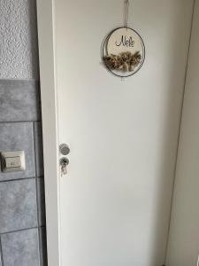 a bathroom door with a sign that reads update at *Wohnung NELE* einzigartig in VS mit Parkplatz in Villingen-Schwenningen