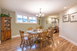a dining room with a table and chairs at Outdoor Lovers in Port Alberni
