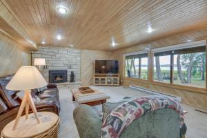 uma sala de estar com um sofá e uma lareira em Waterfront Potato Lake Getaway with Deck! em Arago