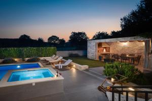 une arrière-cour avec une piscine et une maison dans l'établissement Villa Salvador villa in Dicmo, private pool, à Dicmo