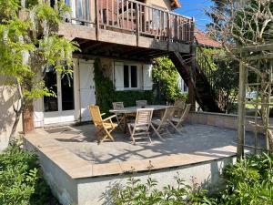 una casa con patio con mesa y sillas en Domaine entier Le Clos des Trois Provinces 20 personnes Zoo Beauval, en Noyers-sur-Cher