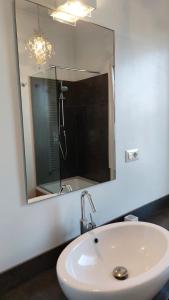 リミニにあるBorgo San Giulianoのバスルーム(シンク、鏡付きシャワー付)