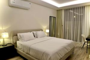 Un dormitorio con una gran cama blanca y una ventana en روز رزيدنس, en Riad