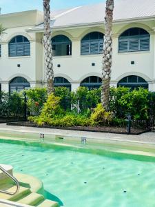 Bazén v ubytování Apartment in Palm Cove nebo v jeho okolí