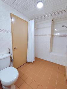 uma casa de banho com um WC e um chuveiro em Fahrenheit Pavilion By Cally Stay em Kuala Lumpur